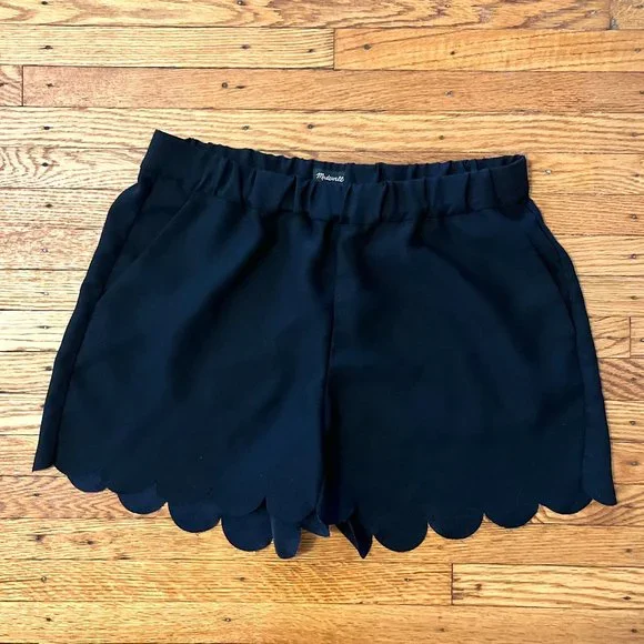 Madewell Scallop Hem Pull-On Shorts in Black, Size Small - Picture 3 of 4
